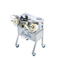 Ninette II – Halbautomatische Etikettiermaschine für zylindrische Produkte für Vorder- und Rücketikett